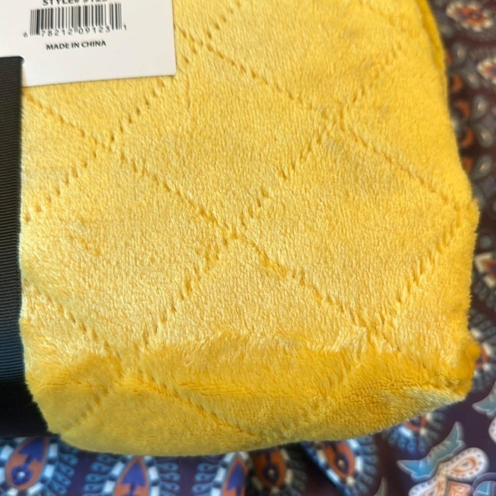 Super Soft Coral Fleece Blanket Queen Golden Yellow embossed - Picture 3 of 10